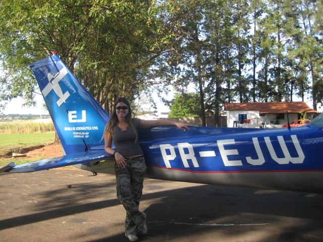 Aluna Diana em frente a aeronave solada PR-EJW