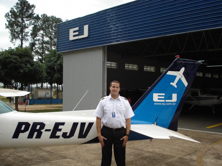 Instrutor Vallim em frente a aeronave Cessna 152, equipamento em que iniciará instrução.