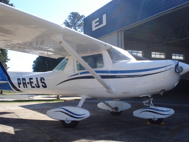 Em frente ao hangar principal - SDIO.