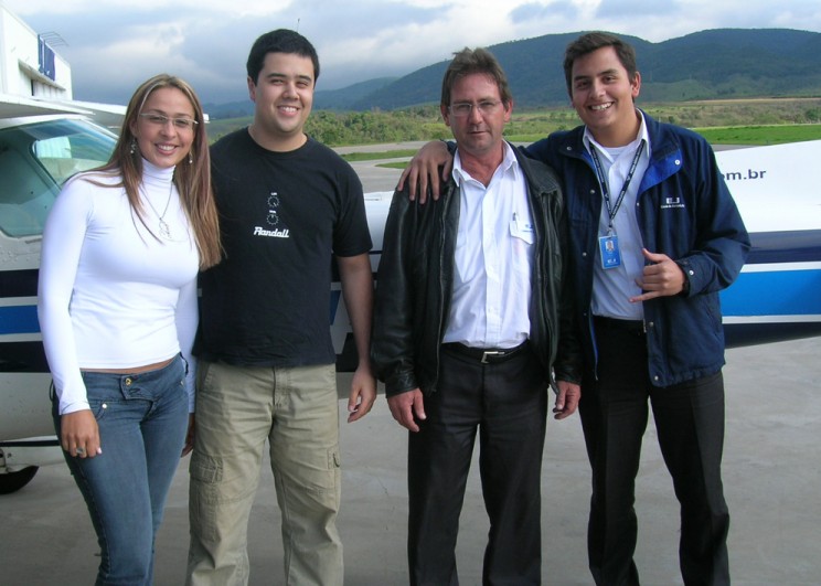 - Carla (ex-instrutora EJ, e hoje, piloto na TAM)<br>- Pedro Fujihara (Aluno)<br>- Sérgio "Gula" (Coordenador de Voo)<br>- Pepe (Instrutor de Voo)