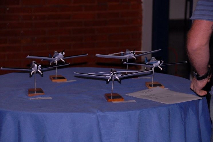 Maquetes da aeronves que os pilotos estão realizando o treinamento, uma lembrança oferecida pela EJ.