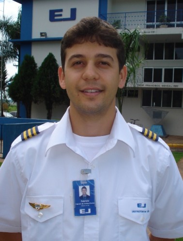 <br><br> - FABRÍCIO DE FREITAS PEREIRA<br><br> - Idade: 23 Anos<br><br> - Cidade: João Monlevade-MG<br><br> - Admitido em Novembro/2009<br><br> - Graduação: Bacharel em Ciências Aeronáuticas FUMEC/BH<br><br> - 325 Horas de Voo<br><br>Ministra Instrução no Equipamento: <br><br>-Cessna 152.