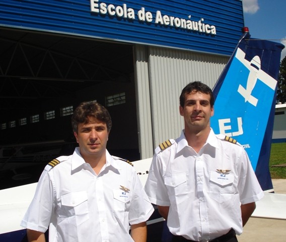 Sampaio e Mosterio ao lado da aeronave Cessna 152.