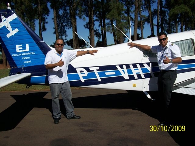 Aluno e Instrutor ao lado da aeronave PT-VHY.