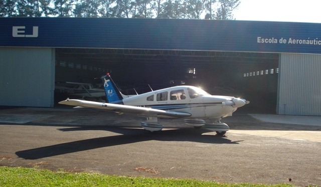 PR-ENJ em frente o hangar.