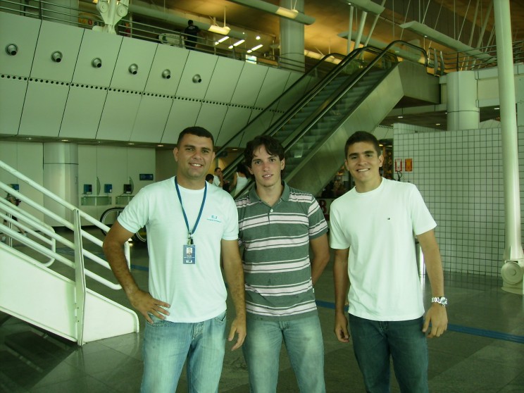 O instrutor Varela, Guilherme e Bruno dentro do aeroporto se preparam para continuar a navegação.