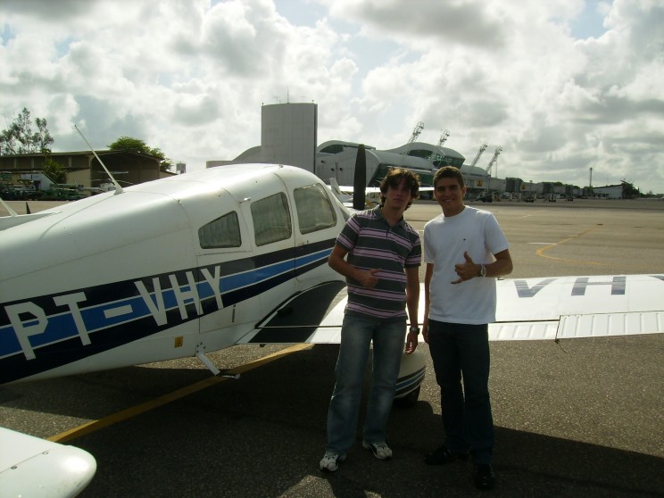 Guilherme e Bruno, juntos na navegação aprendem a lidar com situações rotineiras exigidas pela profissão de aviador.