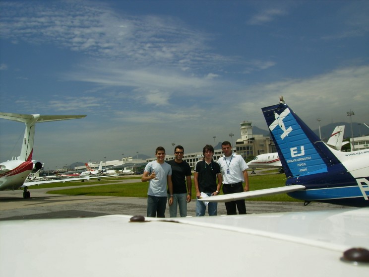 Bruno, Guilherme e o instrutor Varela recepcionados no aeroporto por amigo.