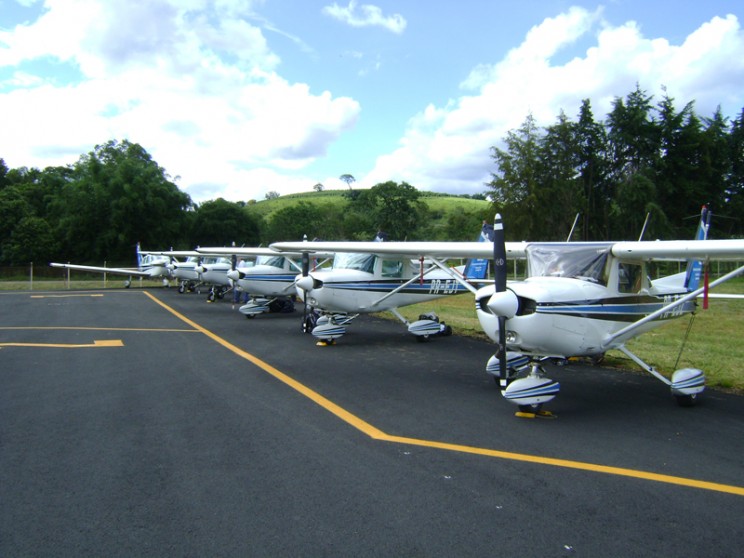 Cinco Cessnas 152 e um Tupi da EJ presentes na inauguração do novo aerodromo de Ouro Fino.