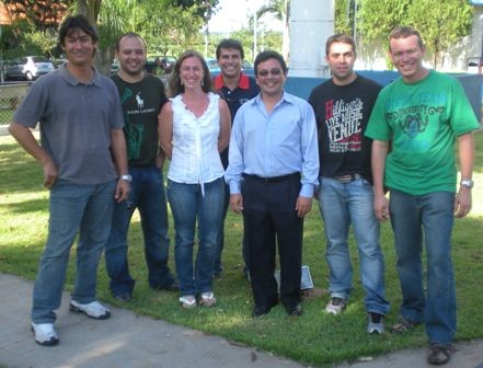 Os alunos do curso de inglês técnico juntos da profssora Ana Paula. 