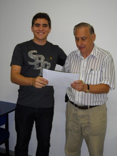 Bruno recebendo o certificado do cmte Fernandes.