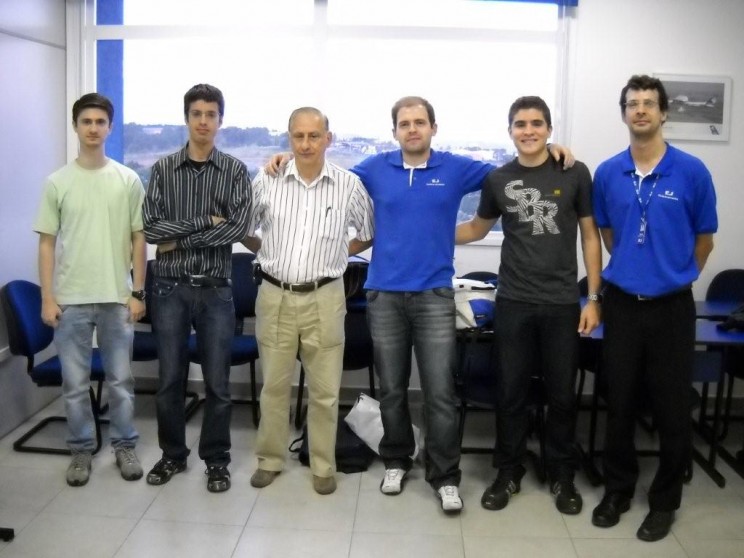 Alunos do curso do Jet Trainer juntos com o cmte/ instrutor Fernandes.