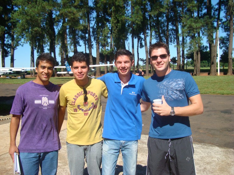 Rafael comemora junto com seus amigos e alunos da EJ: João Pedro, Carlos Vinícius e Higor.