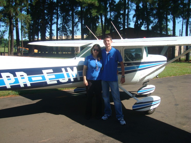 aluno Rafael junto da aeronave solada C152 - PR EJM