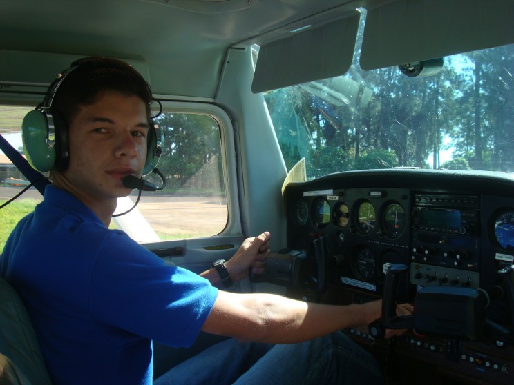 Aluno Rafael Violato se preparando para seu primeiro voo solo.