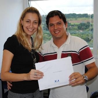 Pedro Baluz recebendo o certifica de Taís.