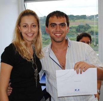 Fábio Maia recebendo o certificado de Taís.