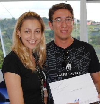 André Resende recebendo o certificado de Taís.