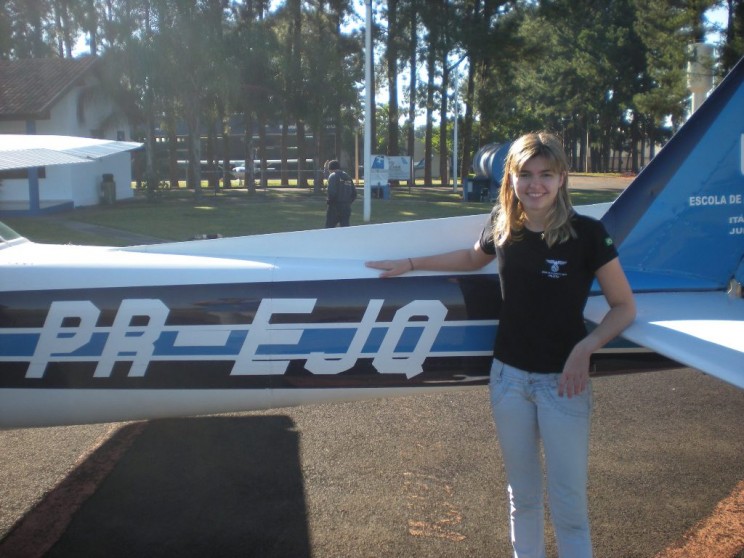 Diana e a aeronave solada Cessna 152 PR EJQ.