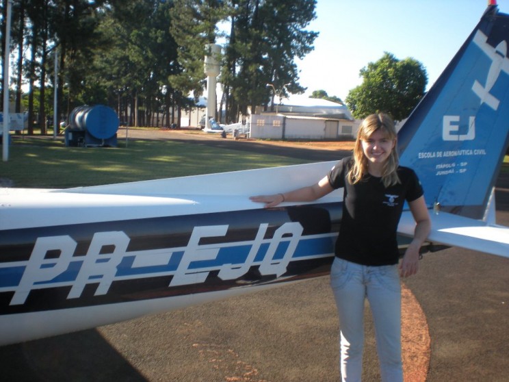 Diana e a aeronave Cessna 152, pronta para realizar seu primeiro voo solo.