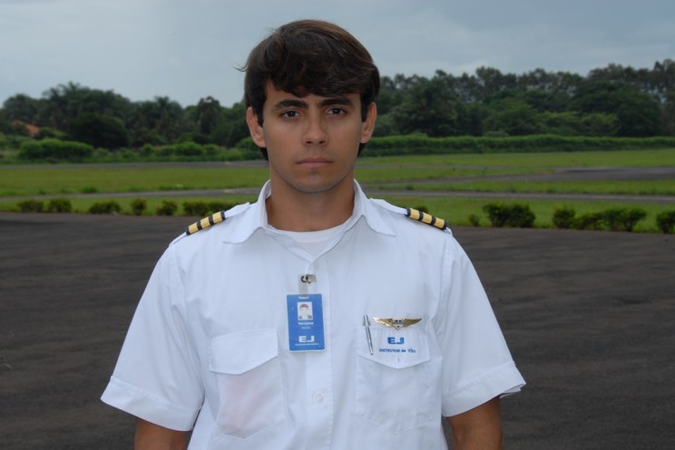 Bruno Ferro Veronese, voou na EJ 768 horas, atualmente é piloto na TAM.