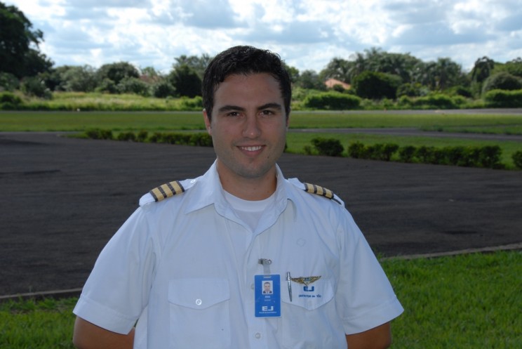 Alex Medeiros de Oliveira, voou na EJ 917 horas, atualmente é piloto na Azul.