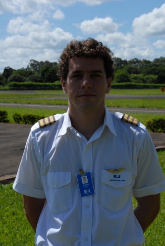 Rafael Schenkel da Cruz, voou na EJ 1026 horas, atualmente é piloto na Azul.