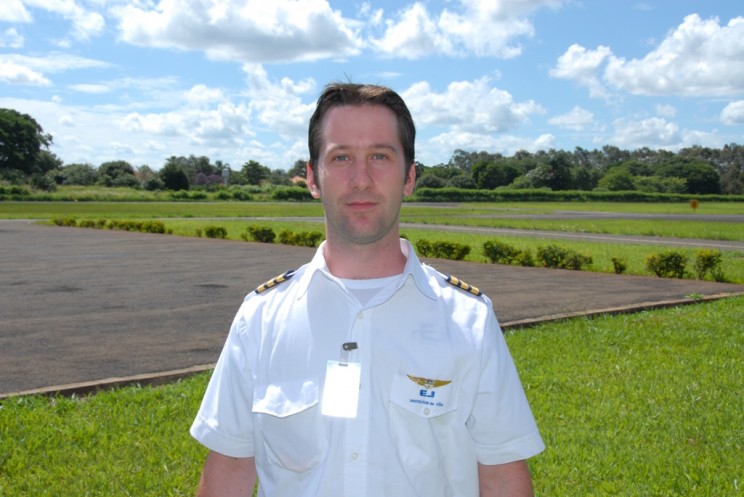 Carlos Eduardo Machado de Souza, voou na EJ 1197 horas, atualmente é piloto na GOL.