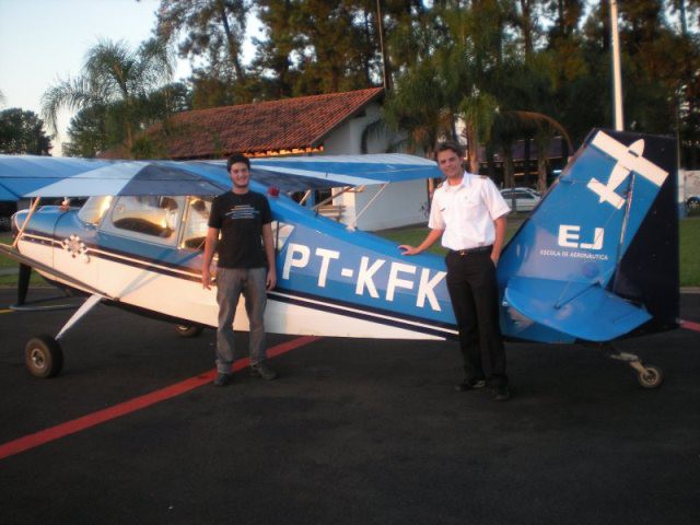 Cássio fez seu primeiro voo solo, e foi liberado pelo instrutor Douglas.