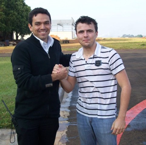 Heitor recebe os cumprimentos do instrutor Wilton.