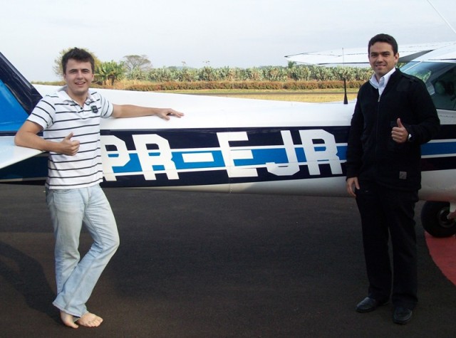 Aluno Heitor e instrutor Wilton a frente da aeronave PR-EJR.