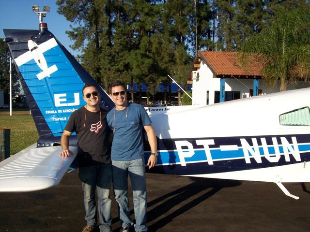 Luis Victor e Diogo a frente da aeronave.