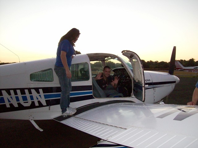 Instrutora Ana Paula recepciona o aluno Luis Victor após o voo solo.