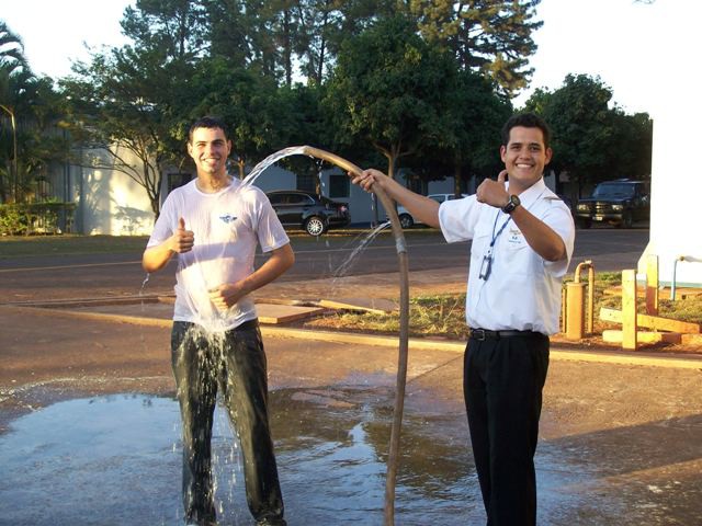 Bruno sendo "batizado" pelo instrutor Lucas.