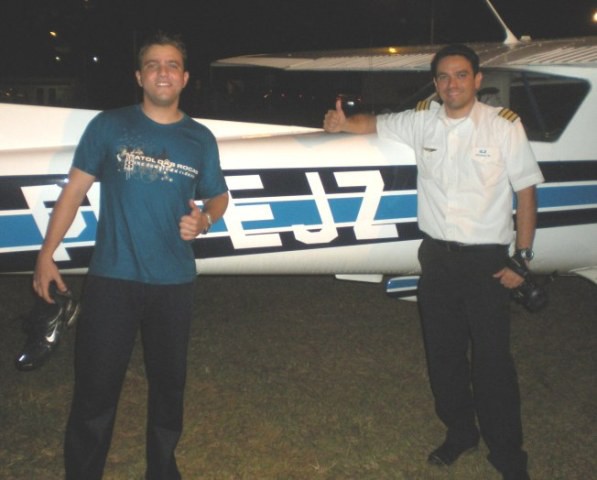 Aluno Ewerton e instrutor Wilton a frente da aeronave C-152.