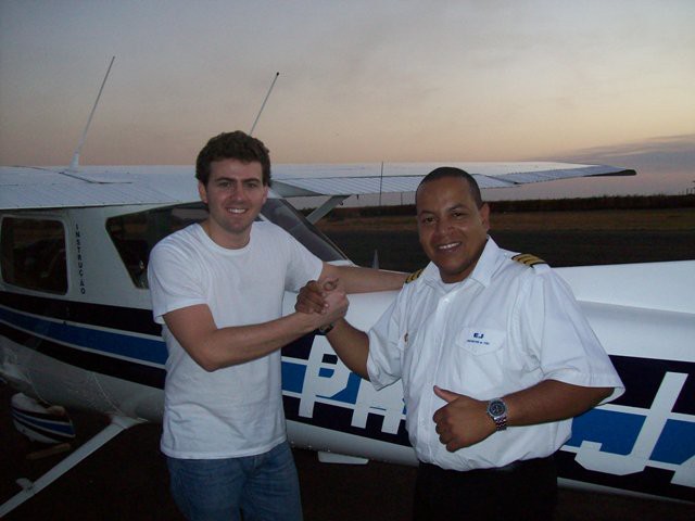 O instrutor João Paulo parabeniza seu aluno pelo voo concluído com sucesso.