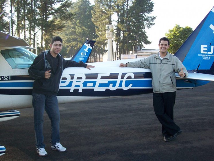 Aluno Lucas e instrutor Lucas Ribeiro em frente a aeronave solada.