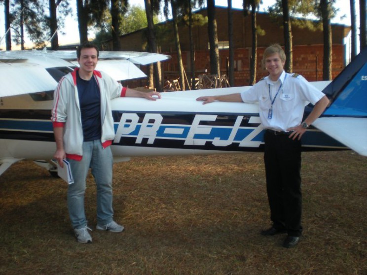 Aluno Ricardo e instrutor Maicom em frente a aeronave solada.