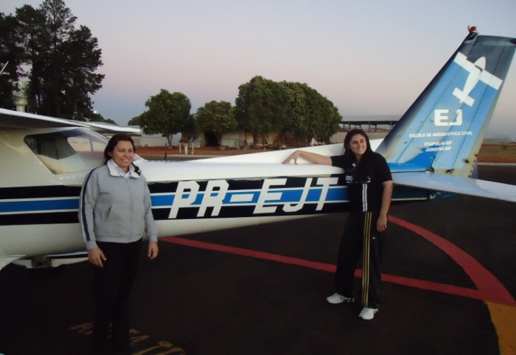 Instrutora Ana Paula que liberou Juliana para o voo solo em frente a aeronave solada.
