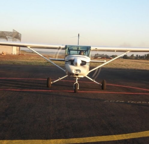 Após o pouso, aluno estaciona a aeronave em frente a Operações de Voo.