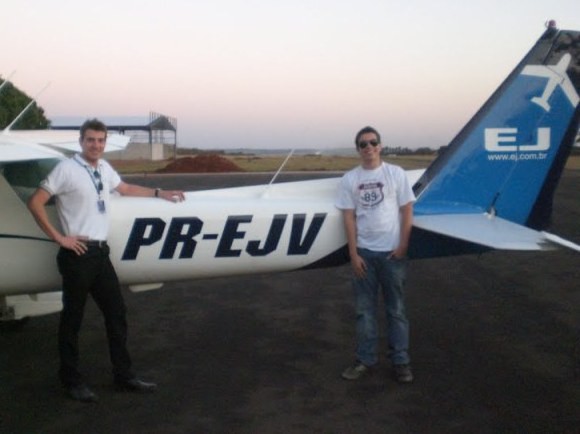 Aluno Igor e instrutor Marcello ao lado do Cessna utilizado para o voo solo.