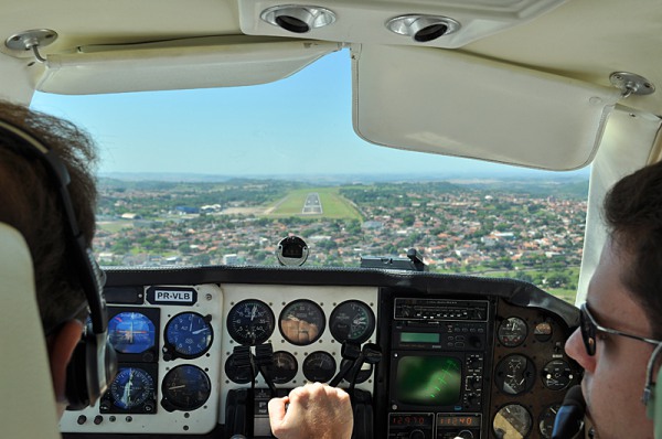 Final para pouso em Londrina a bosro do Baron PR-VLB