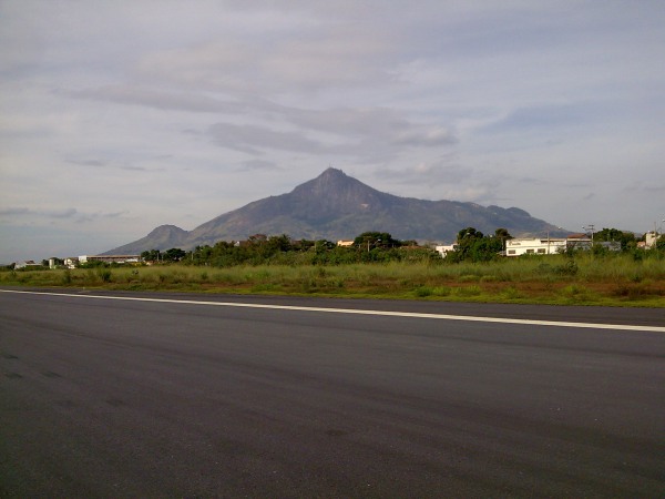 Pista de Governador Valadares e Pico do Ibituruna ao fundo