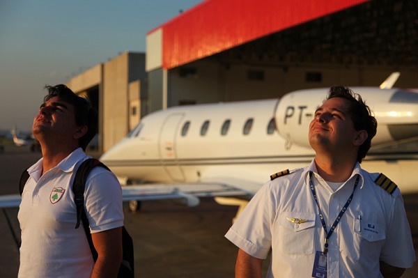 Aluno e instrutor admirando o lugar aonde pertencem, o céu.