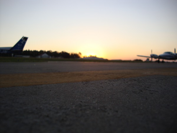 Depois de um dia repleto de voos descansam no pátio um Cessna 152 e um Seneca II