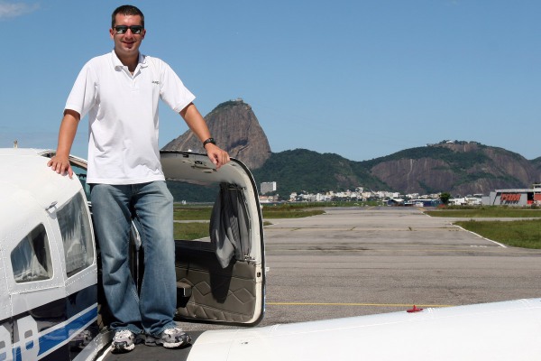 Fui atrás do sonho de ser piloto depois dos 33 anos de idade. Na EJ fiz o meu PP, PC, IFR, MLTE e Jet Training. Hoje aos 35 estou na Azul Linhas Aéreas como Co-piloto de E190. Nunca é tarde para se realizar um sonho.