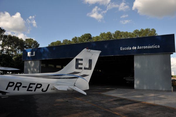 Cessna 172 G1000 e hangar Itápolis ao fundo