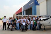 Visita dos alunos de ensino médio do Colégio PAULO FREIRE. conhecendo a profissão de piloto de avião.