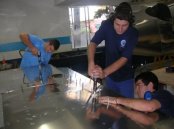 Mecânicos da EJ trabalhando na recuperação da aeronave Cessna 152.